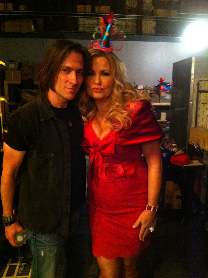 Jennifer Coolidge with Robert McAtee music singing live taping of 2 Broke Girls